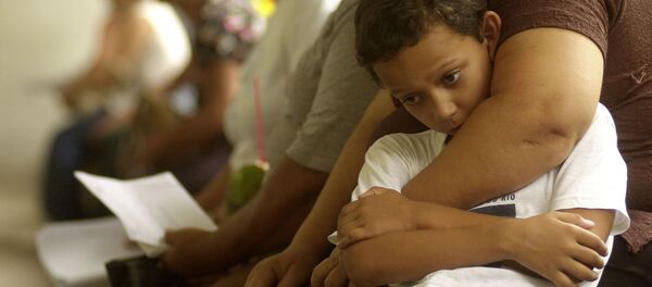 Người dân xếp hàng chờ kết quả xét nghiệm sốt xuất huyết tại bệnh viện. - Sputnik Việt Nam