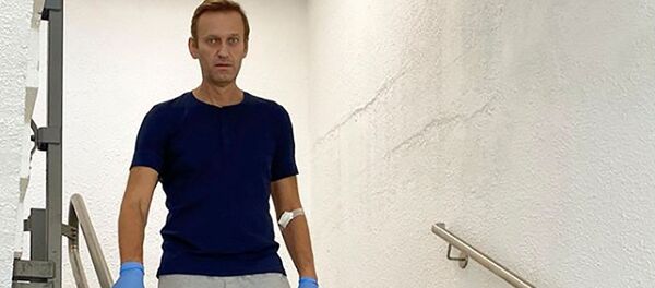 Thủ lĩnh của phe đối lập Nga, Alexei Navalny, tại bệnh viện Charite ở Berlin - Sputnik Việt Nam