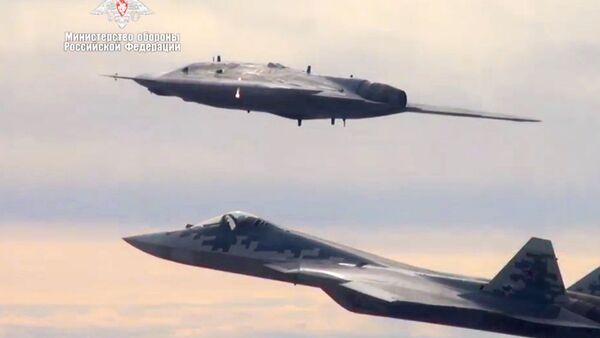Máy bay tấn công không người lái Okhotnik thực hiện chuyến bay chung với Su-57. - Sputnik Việt Nam