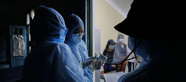 Ngay sau khi các công dân ổn định chỗ nghỉ, các bác sỹ lên từng phòng để đo thân nhiệt và lấy thông tin của từng người. - Sputnik Việt Nam