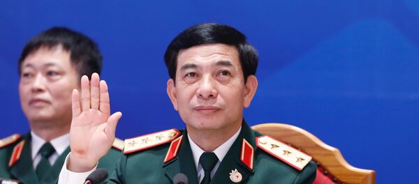 Thượng tướng Phan Văn Giang, Tổng Tham mưu trưởng, Thứ trưởng Bộ Quốc phòng Việt Nam, Trưởng đoàn Việt Nam giơ tay thực hiện nghi thức chụp ảnh chung. - Sputnik Việt Nam