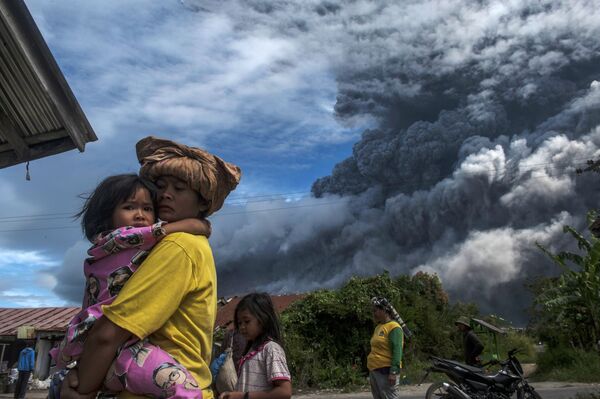 Người dân địa phương trong một ngôi làng dưới chân núi Sinabung ở Bắc Sumatra, Indonesia - Sputnik Việt Nam