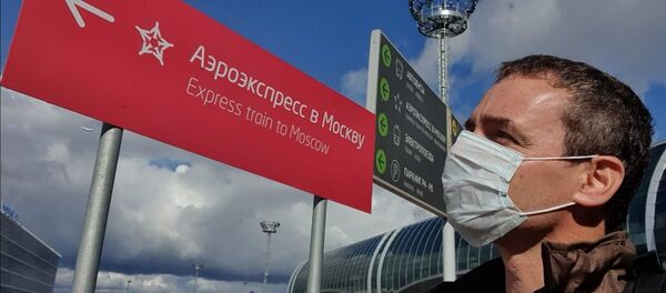 Sebastián Beltrame người Uruguay trong nhà ga xe lửa đến Moscow Sebastián Beltrame người Uruguay trong nhà ga xe lửa đến Moscow - Sputnik Việt Nam