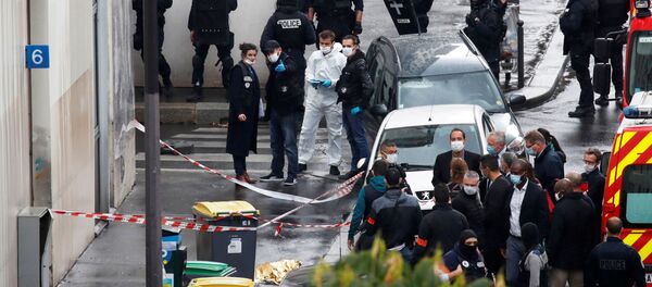 Các nhân viên đặc vụ tại hiện trường vụ tấn công ở Paris, bên ngoài văn phòng cũ của tạp chí châm biếm Pháp Charlie Hebdo. Các nhân viên đặc vụ tại hiện trường vụ tấn công ở Paris, bên ngoài văn phòng cũ của tạp chí châm biếm Pháp Charlie Hebdo. - Sputnik Việt Nam