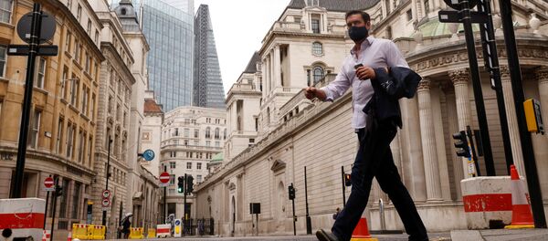 Người đàn ông đeo khẩu trang ở khu tài chính City of London, Vương quốc Anh. Người đàn ông đeo khẩu trang ở khu tài chính City of London, Vương quốc Anh. - Sputnik Việt Nam