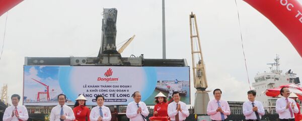 Nguyên Chủ tịch nước Trương Tấn Sang, Phó Thủ tướng Thường trực Chính phủ Trương Hòa Bình và các đại biểu cắt băng khánh thành giai đoạn I và khởi công giai đoạn II Cảng quốc tế Long An. - Sputnik Việt Nam