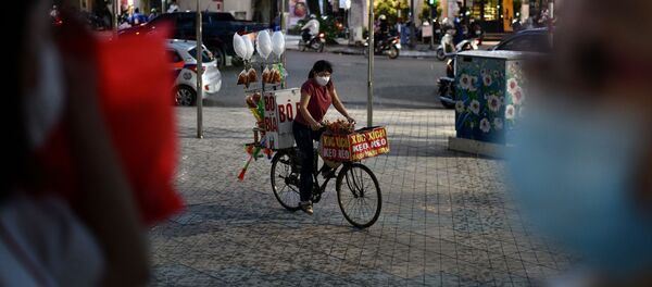 Người bán hàng rong trên xe đạp ở Hà Nội, Việt Nam - Sputnik Việt Nam