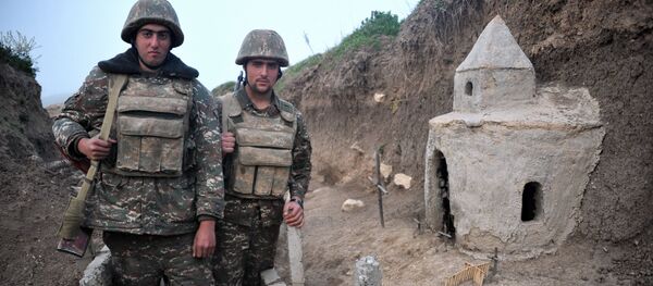Những người lính của quân đội Karabakh tại một bàn thờ tạm trên tuyến phòng thủ đầu tiên Những người lính của quân đội Karabakh tại một bàn thờ tạm trên tuyến phòng thủ đầu tiên - Sputnik Việt Nam