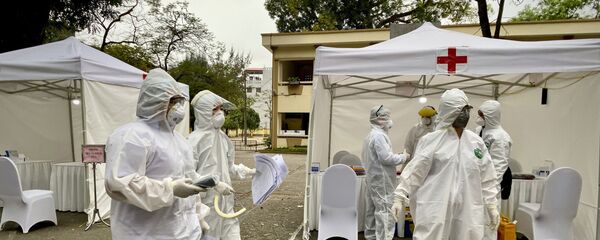 Nhân viên y tế tại một điểm xét nghiệm coronavirus ở Hà Nội - Sputnik Việt Nam