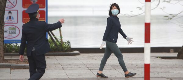 Cảnh sát và cô gái đeo khẩu trang ở Hà Nội - Sputnik Việt Nam