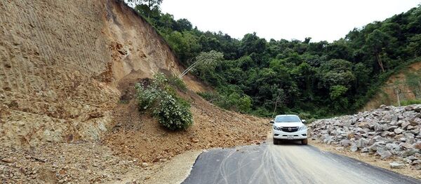 Một điểm sạt lở trên tuyến đường thuộc Dự án Đường Tà Lèng - Mường Phăng (Điện Biên) - Sputnik Việt Nam