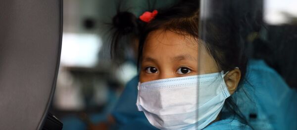 Hành khách nếu có kết quả lần hai âm tính, sẽ được phép di chuyển về nơi cư trú, tự cách ly đến khi đủ 14 ngày. - Sputnik Việt Nam