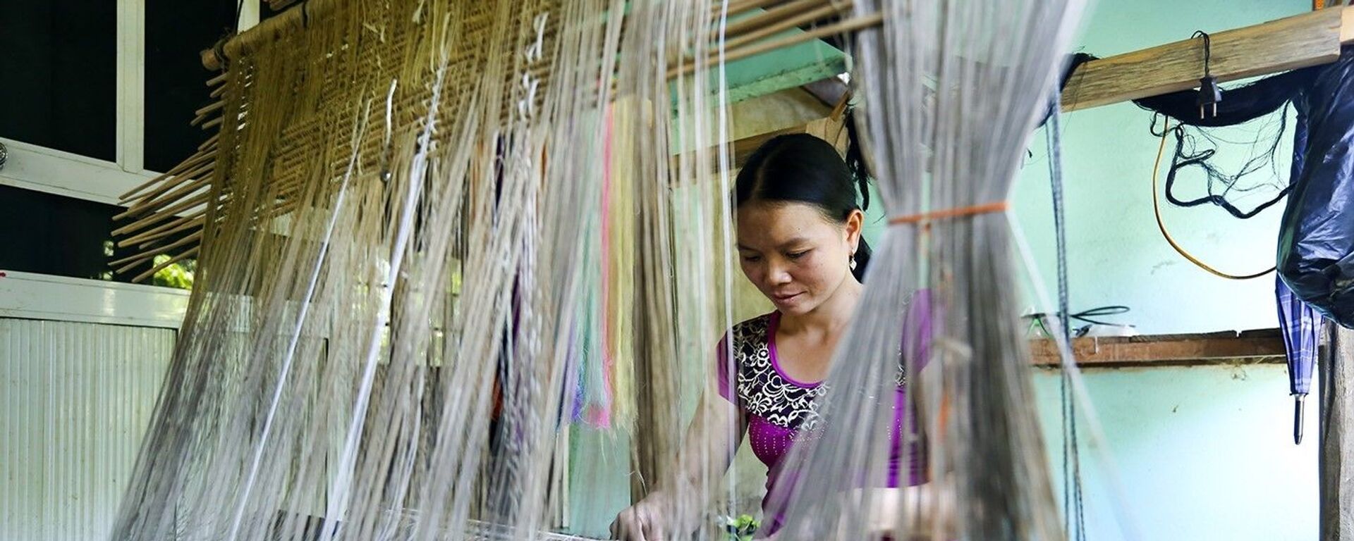 Nghề dệt thổ cẩm đem lại nguồn kinh tế cho đồng bào dân tộc Lào ở xã Pa Thơm, huyện Điện Biên (ảnh tư liệu). - Sputnik Việt Nam, 1920, 29.09.2020