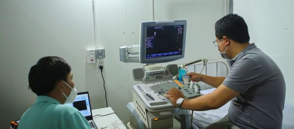 Thiết bị máy siêu âm hiện đại được lắp đặt trong Bệnh viện dã chiến Cung thể thao Tiên Sơn. - Sputnik Việt Nam