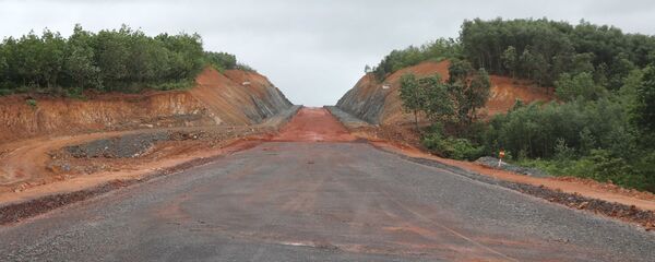 Tuyến cao tốc Cam Lộ-La Sơn đoạn qua tỉnh Quảng Trị đang được xây dựng. - Sputnik Việt Nam