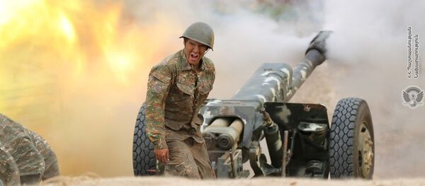 Một người lính Armenia bắn từ một khẩu súng pháo trong trận chiến với quân đội Azerbaijan ở Nagorno-Karabakh Một người lính Armenia bắn từ một khẩu súng pháo trong trận chiến với quân đội Azerbaijan ở Nagorno-Karabakh - Sputnik Việt Nam