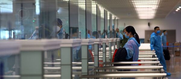 Hành khách làm thủ tục nhập cảnh trở về Việt Nam tại nhà ga T2 sân bay Nội Bài. - Sputnik Việt Nam