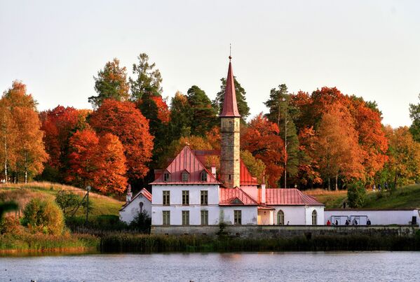 Cung điện Priorisky bên bờ Hồ Đen ở Gatchina, tỉnh Leningrad - Sputnik Việt Nam