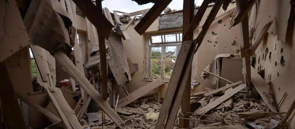 Một ngôi nhà bị phá hủy sau trận pháo kích vào thành phố Martuni ở Karabakh bởi quân đội Azerbaijan - Sputnik Việt Nam