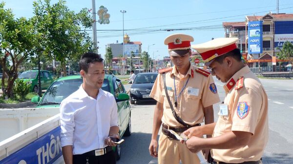 Lực lượng CSGT huyện Yên Mỹ (Hưng Yên) kiểm tra và xử lý chủ phương tiện vi phạm trận tự an toàn giao thông. - Sputnik Việt Nam