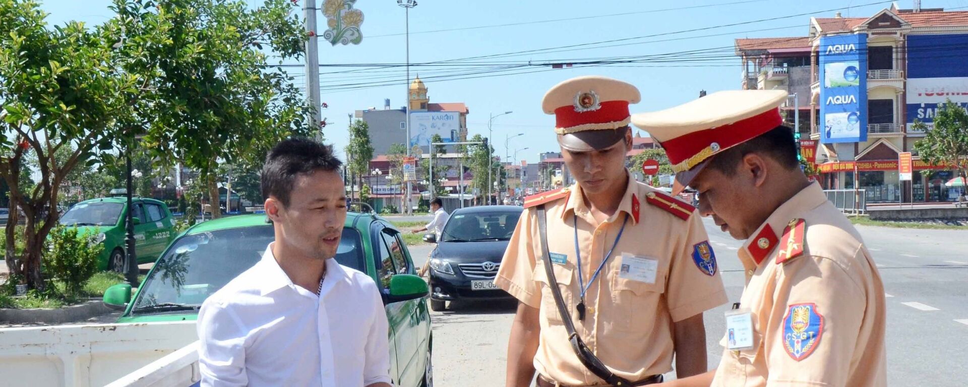 Lực lượng CSGT huyện Yên Mỹ (Hưng Yên) kiểm tra và xử lý chủ phương tiện vi phạm trận tự an toàn giao thông. - Sputnik Việt Nam, 1920, 30.09.2020