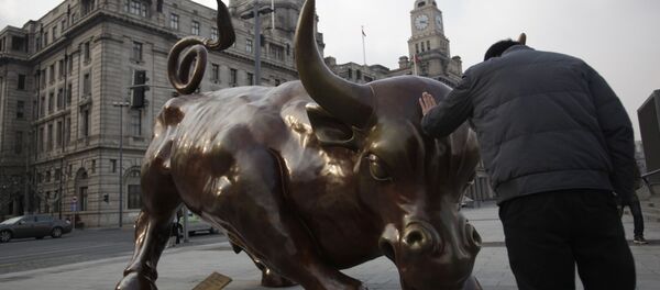Một bức tượng của một con bò đực, là bản sao của một con bò đực ở Phố Wall. Trung Quốc - Sputnik Việt Nam