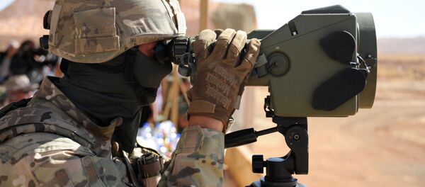 Huấn luyện viên người Nga nhìn qua ống nhòm trong buổi huấn luyện với binh sĩ Syria tại căn cứ quân sự Yafur, Syria Huấn luyện viên người Nga nhìn qua ống nhòm trong buổi huấn luyện với binh sĩ Syria tại căn cứ quân sự Yafur, Syria - Sputnik Việt Nam