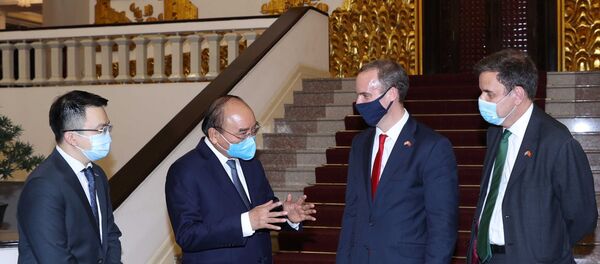 Thủ tướng Nguyễn Xuân Phúc trao đổi với Bộ trưởng Ngoại giao và Phát triển Liên hiệp Vương quốc Anh và Bắc Ireland Dominic Raab. - Sputnik Việt Nam