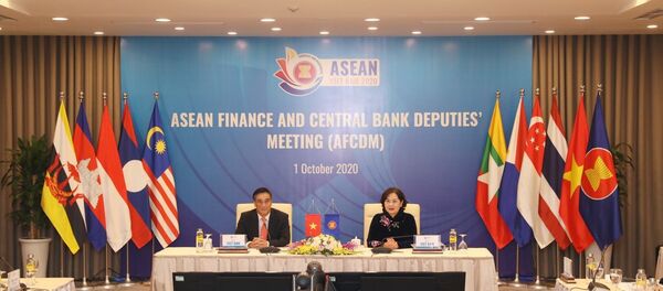 Thứ trưởng Bộ Tài chính Trần Xuân Hà và Phó Thống đốc Ngân hàng Nhà nước Việt Nam Nguyễn Thị Hồng đồng chủ trì hội nghị tại điểm cầu Trung tâm Hội nghị Quốc tế (Hà Nội). - Sputnik Việt Nam