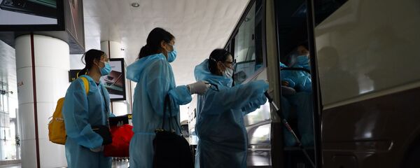 Hành khách lên ô tô về nơi cách ly tập trung. - Sputnik Việt Nam