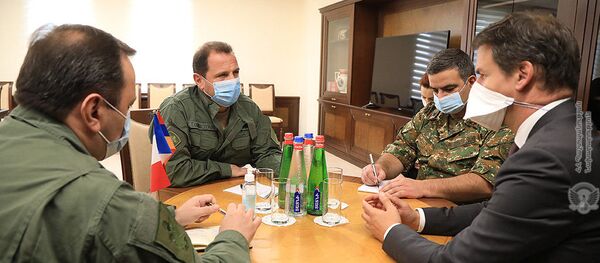 Cuộc gặp giữa Bộ trưởng Quốc phòng Armenia David Tonoyan và Đại sứ Pháp tại Yerevan Jonathan Lacôte - Sputnik Việt Nam