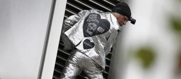 Nhà leo núi Alain Robert trèo lên tòa nhà 166 mét Deutsche Bahn - Sputnik Việt Nam