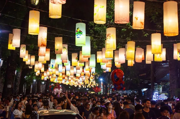 Phố Phùng Hưng được trang trí rực rỡ bởi hàng nghìn chiếc đèn lồng, thu hút người dân đến vui chơi.