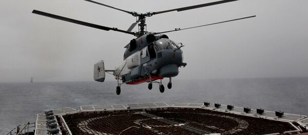 Trực thăng Ka-27PS của Hạm đội Thái Bình Dương hạ cánh trên boong tàu tuần dương tên lửa hộ vệ Varyag. - Sputnik Việt Nam