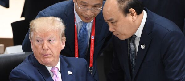 Tổng thống Mỹ Donald Trump (trái) và Thủ tướng Việt Nam Nguyễn Xuân Phúc (phải) tại cuộc họp làm việc đầu tiên của G20 ở Osaka - Sputnik Việt Nam