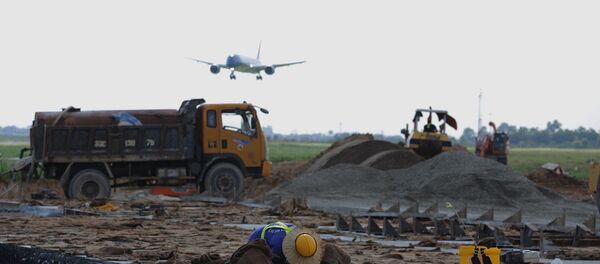 Để đảm bảo an toàn tuyệt đối cho mọi hoạt động bay trong điều kiện vừa thi công vừa khai thác, tần suất chuyến bay trong một giờ tại sân bay Nội Bài sẽ giảm do máy bay chỉ cất và hạ cánh trên cùng đường băng, thay vì trên hai đường băng như trước - Sputnik Việt Nam