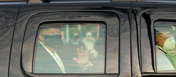 Xe chở Tổng thống Mỹ Trump đi ngang qua nhóm người ủng hộ gần Trung tâm y tế Walter Reed ở Bethesda, bang Maryland, ngày 4/10/2020 - Sputnik Việt Nam