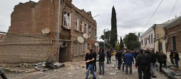 Cư dân của thành phố Ganja sau trận pháo kích - Sputnik Việt Nam