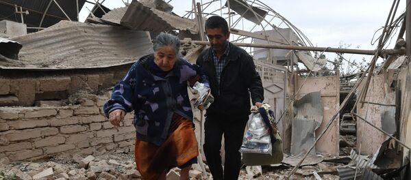 Cư dân của một ngôi nhà bị phá hủy bởi trận pháo kích của thành phố Ganja ở Azerbaijan - Sputnik Việt Nam