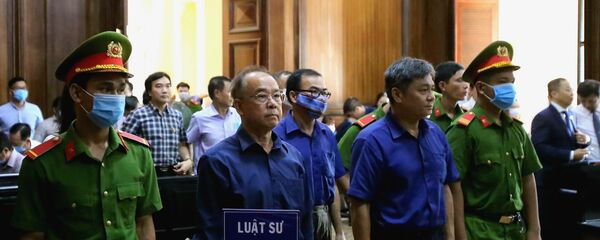 Các bị cáo Nguyễn Thành Tài, Trương Văn Út, Đào Anh Kiệt (từ trái qua) tại phiên tòa ngày 17/9/2020. - Sputnik Việt Nam