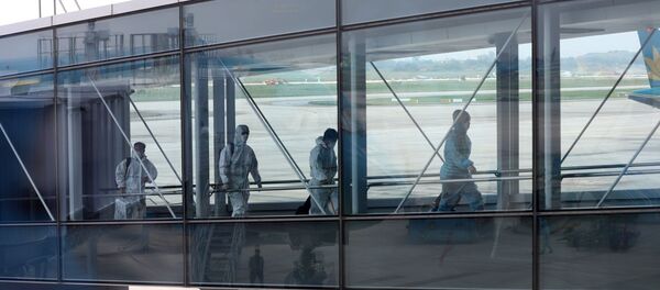 Những hành khách đầu tiên rời máy bay.  - Sputnik Việt Nam