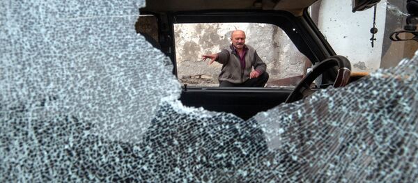 Một chiếc ô tô bị hư hại do pháo kích ở Stepanakert Một chiếc ô tô bị hư hại do pháo kích ở Stepanakert - Sputnik Việt Nam