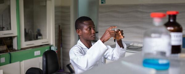 Thử nghiệm dược liệu chống lại coronavirus Thử nghiệm dược liệu chống lại coronavirus - Sputnik Việt Nam