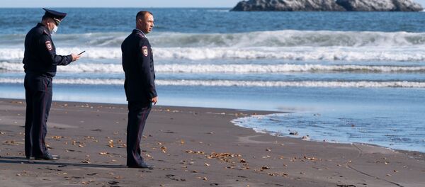 Một nhân viên của Bộ Nội vụ của Lãnh thổ Kamchatka trong các hoạt động tìm kiếm hoạt động tại địa điểm xảy ra vụ việc được cho là trên bãi biển Khalaktyrsky ở Kamchatka Một nhân viên của Bộ Nội vụ của Lãnh thổ Kamchatka trong các hoạt động tìm kiếm hoạt động tại địa điểm xảy ra vụ việc được cho là trên bãi biển Khalaktyrsky ở Kamchatka - Sputnik Việt Nam