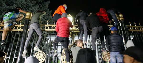 Người biểu tình ở Bishkek ( Kyrgyzstan) định xông vào tòa nhà chính phủ trong khi diễn ra cuộc mít tinh chống lại kết quả bầu cử quốc hội - Sputnik Việt Nam