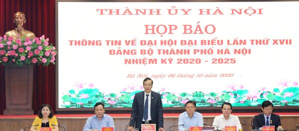 Phó Bí thư Thành ủy Hà Nội Đào Đức Toàn chủ trì buổi họp báo. - Sputnik Việt Nam