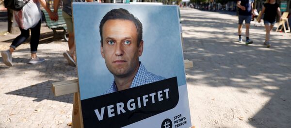 Chân dung Alexei Navalny với chữ ký tẩm độc ở Berlin. - Sputnik Việt Nam