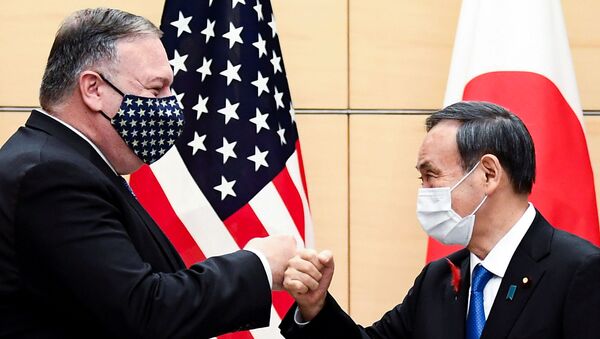 Thủ tướng Nhật Bản Yoshihide Suga và Ngoại trưởng Mỹ Mike Pompeo chào nhau trước cuộc hội đàm tại văn phòng Thủ tướng ở Tokyo - Sputnik Việt Nam