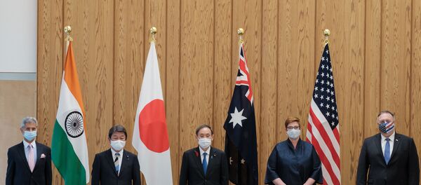 Ngoại trưởng Ấn Độ Subrahmanyam Jaishankar, Ngoại trưởng Nhật Bản Toshimitsu Motegi, Thủ tướng Nhật Bản Yoshihide Suga, Ngoại trưởng Úc Marise Payne và Ngoại trưởng Mỹ Mike Pompeo tạo dáng cho các nhiếp ảnh gia trước cuộc họp Quad Indo Pacific - Sputnik Việt Nam
