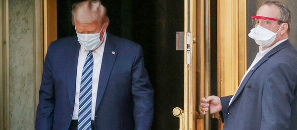 Tổng thống Mỹ Donald Trump rời khỏi Trung tâm Quân y Quốc gia Walter Reed Tổng thống Mỹ Donald Trump rời khỏi Trung tâm Quân y Quốc gia Walter Reed - Sputnik Việt Nam